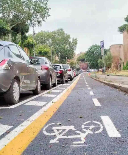 La pista ha una posizione originale, fra i marciapiede e i parcheggi per auto, il che la rende più sicura