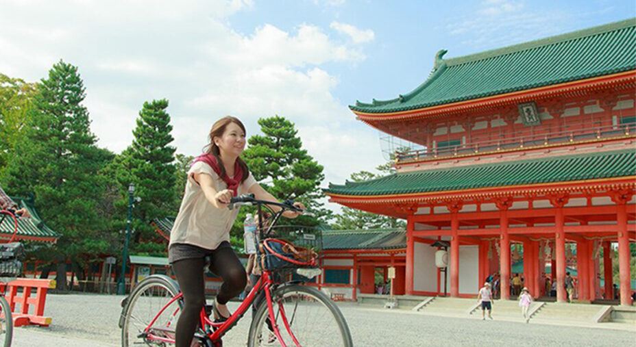 Kyoto è una città superpopolata dove la bici è fondamentale per girare liberando il trasporto pubblico