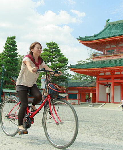 Kyoto è una città superpopolata dove la bici è fondamentale per girare liberando il trasporto pubblico