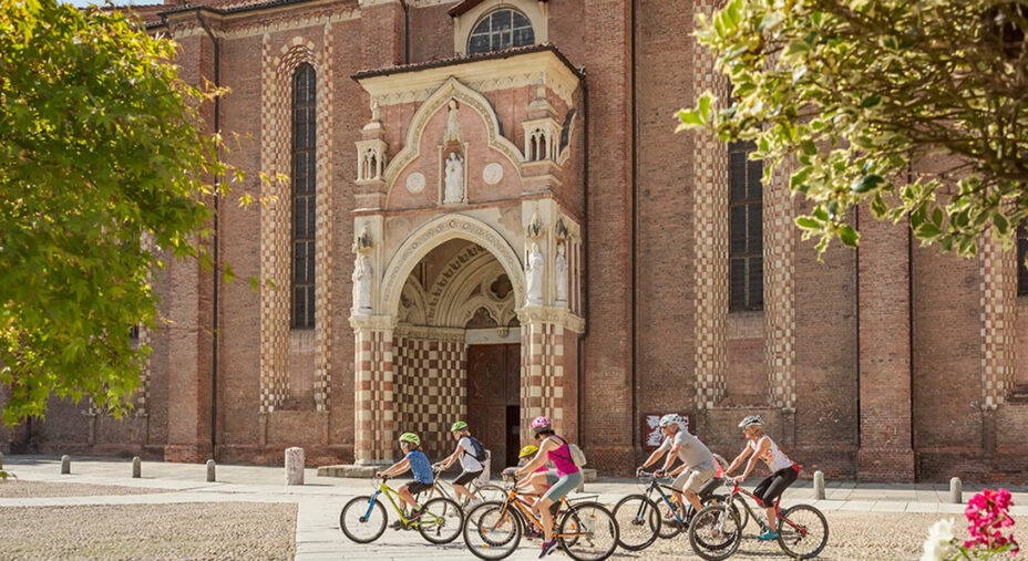 Il Duomo di Santa Maria Assunta ad Asti, una delle tante località turistiche toccate dalla Via del Mare