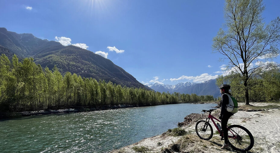 La terra del laghi contraddistingue una robusta prozione della ciclovia Via del Mare, nella zona del Novarese