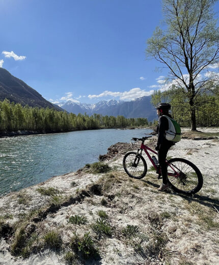 La terra del laghi contraddistingue una robusta prozione della ciclovia Via del Mare, nella zona del Novarese
