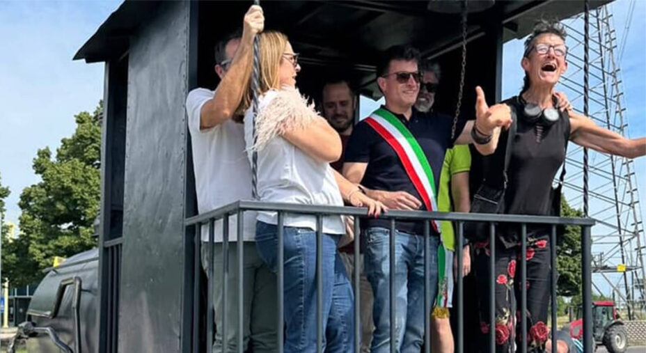 La locomotiva realizzata da un artista locale, a ricordo delle radici della pista di Sant'Arcangelo