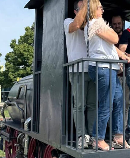La locomotiva realizzata da un artista locale, a ricordo delle radici della pista di Sant'Arcangelo