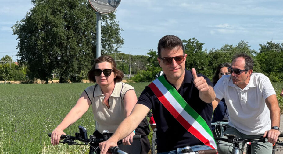 Il Sindaco Filippo Sacchetti alla guida degli appassionati in bici all'inaugurazione della pista ciclabile