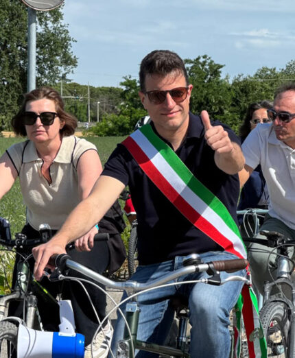 Il Sindaco Filippo Sacchetti alla guida degli appassionati in bici all'inaugurazione della pista ciclabile