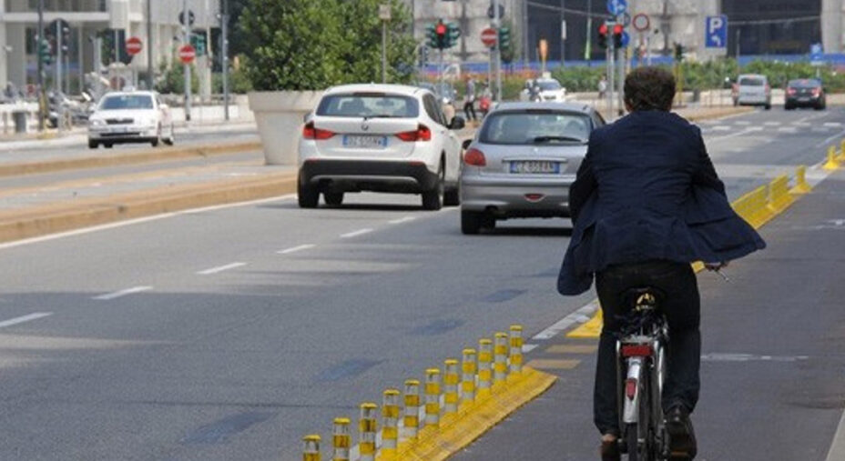 La soluzione delle piste ciclabili con i cordoli resta per Salvaiciclisti quella più sicura per chi pedala