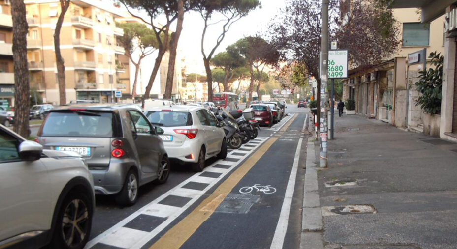 La pista fra marciapiede e parcheggi è una soluzione positiva per Salvaiciclisti, già diffusa a Roma