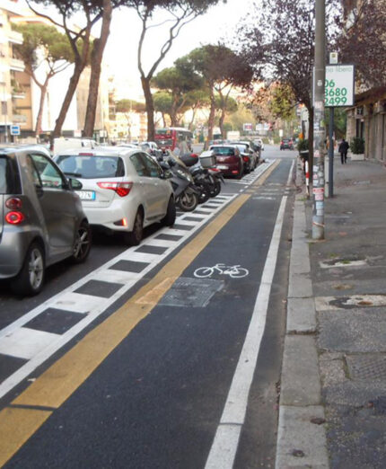 La pista fra marciapiede e parcheggi è una soluzione positiva per Salvaiciclisti, già diffusa a Roma