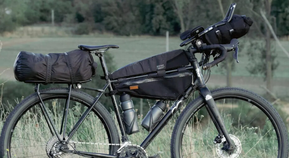 Le bici sono attrezzate con borse nel sottosella, telaio e manubrio