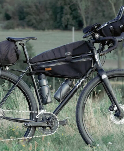 Le bici sono attrezzate con borse nel sottosella, telaio e manubrio