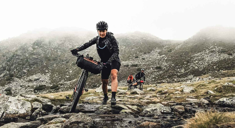 Molti tratti della Sneak Peaks richiedono di scendere di bici e spingere, serve una buona preparazione fisica