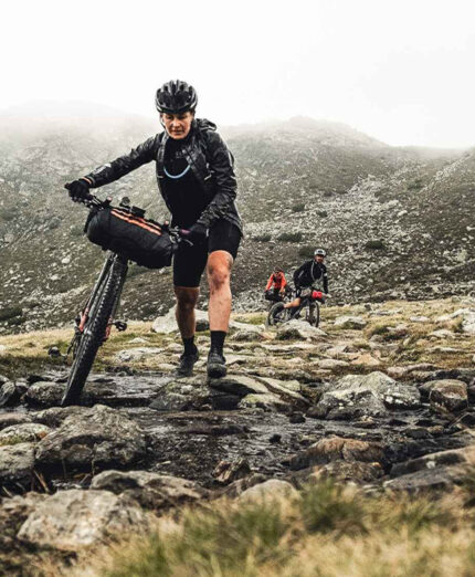 Molti tratti della Sneak Peaks richiedono di scendere di bici e spingere, serve una buona preparazione fisica