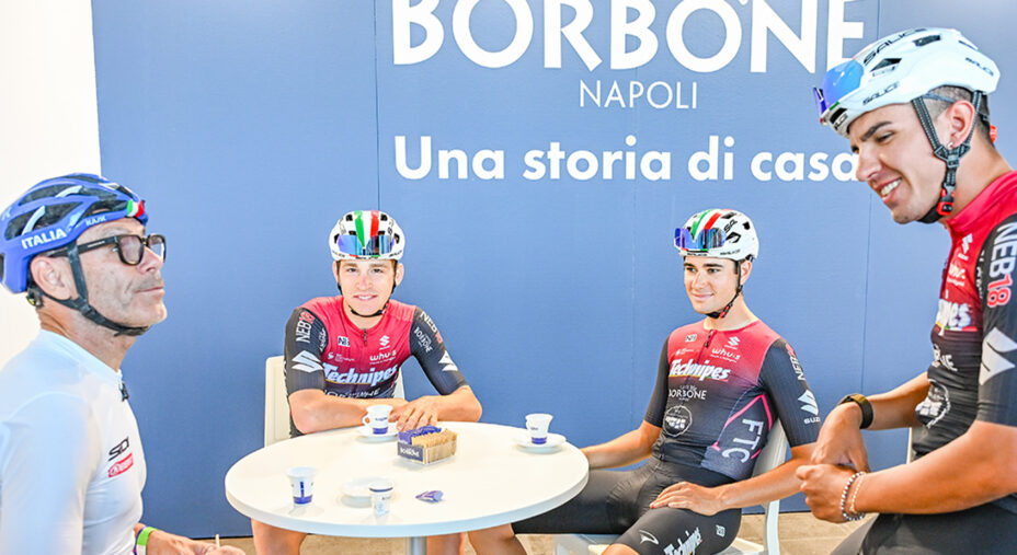 L'ex cittì azzurro Davide Cassani non poteva mancare, eccolo con i ragazzi del team continental Technipes