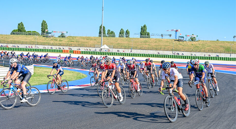 Tra campioni e ciclisti comuni. E’ il Suzuki Bike Day