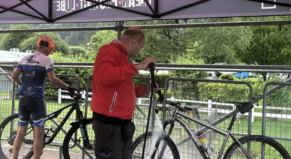 Una delle caratteristiche bike-wash Muc-Off che saranno a disposizione dei team