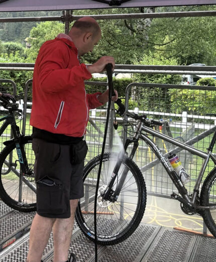 Una delle caratteristiche bike-wash Muc-Off che saranno a disposizione dei team
