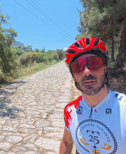 Adriano Tegas, appassionato pugliese aveva già effettuato un viaggio in bici da Taranto a Sparta