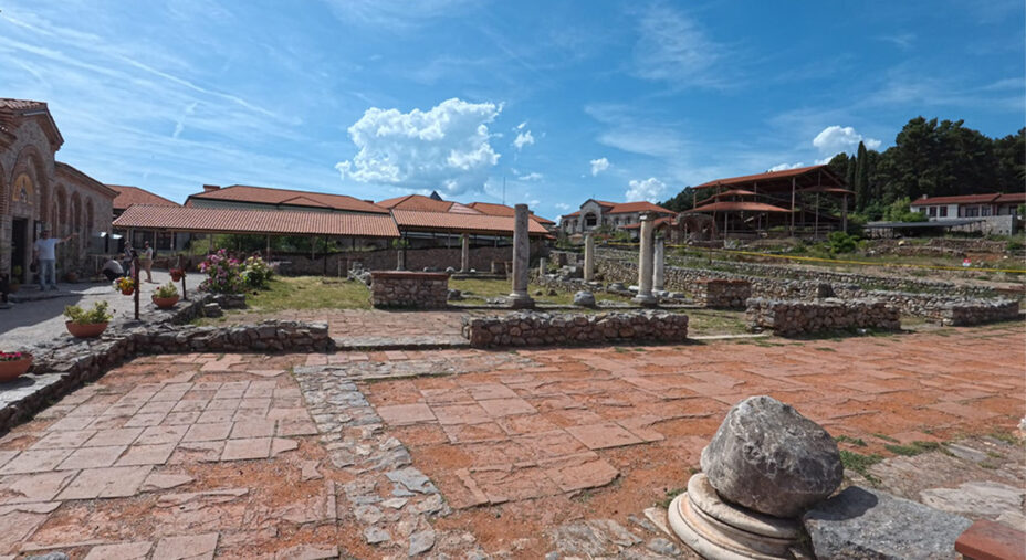 Le vestigia romane presenti nell'ampio spazio di Plaosnik vicino al bellissimo e antico lago di Ohrid