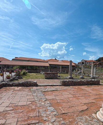 Le vestigia romane presenti nell'ampio spazio di Plaosnik vicino al bellissimo e antico lago di Ohrid
