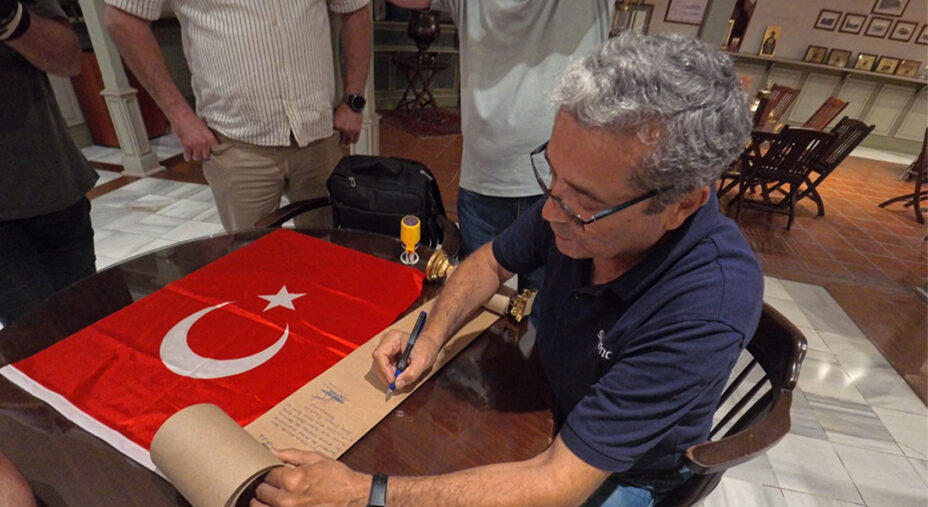 In ogni località del viaggio, veniva apposta la firma sulla pergamena contenuta nella Colonna della Civiltà