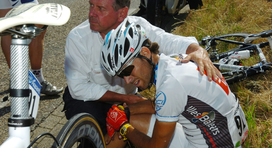 La frattura della clavicola è provocata dall'alta energia di una caduta. Lui è Alejandro Valverde, attuale cittì della nazionale spagnola di ciclismo, in una caduta del 2006 (foto Sprintcycling)