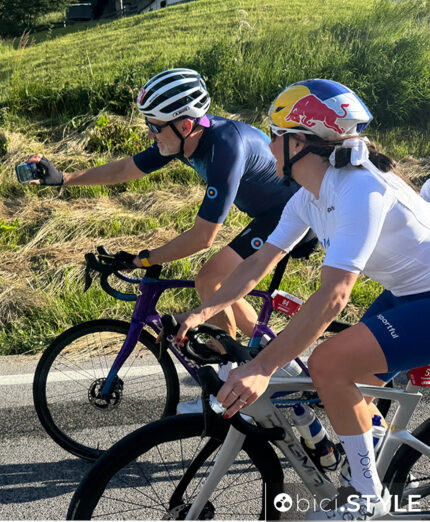 La popolarità di Dorothea Wierer è notevole e lei non si mai sottratta a un selfie, neppure in salita...