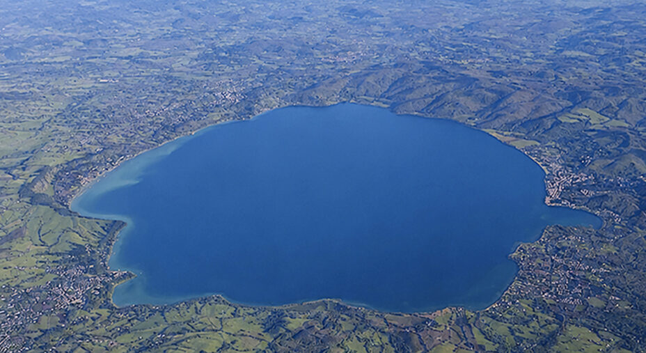 Una veduta aerea del Lago di Bracciano orientato verso Ovest. Per capirci Roma è sulla sinistra dell'immagina (foto Instagram)