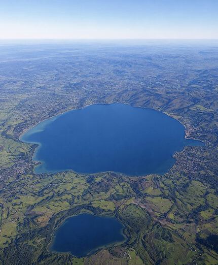 Una veduta aerea del Lago di Bracciano orientato verso Ovest. Per capirci Roma è sulla sinistra dell'immagina (foto Instagram)
