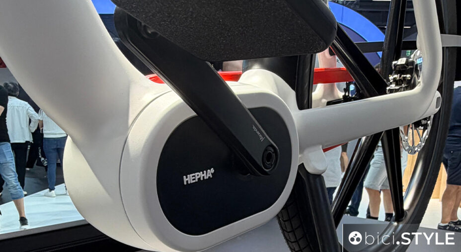 Il motore centrale HEPHA X è integrato da una trasmissione a variazione continua elettronica