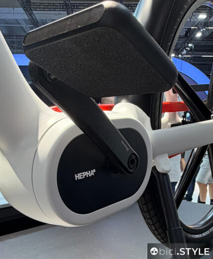 Il motore centrale HEPHA X è integrato da una trasmissione a variazione continua elettronica