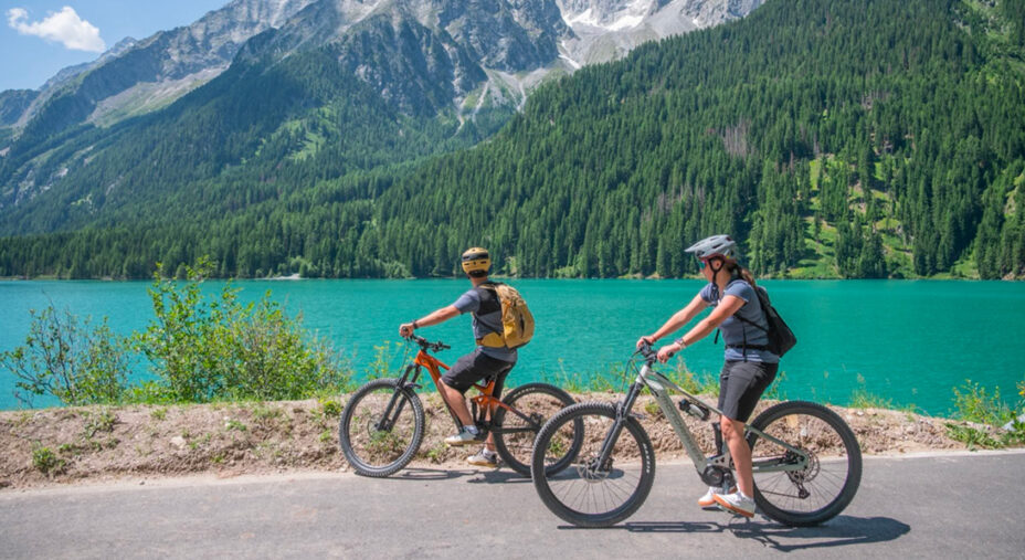 Su ciclabile intorno al lago di Anterselva: tranne pochi casi, non ci sono percorsi vietati alle bici