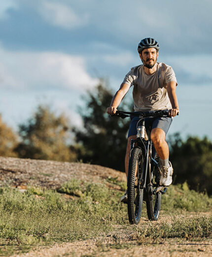 La eFLOAT CC 400 EQ è una bici versatiule: adatta alla città e anche all'offroad, grazie a ruote da 29" e pneumatici Maxxis da 2.4"