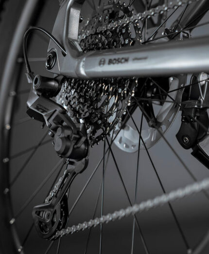 La trasmissione si vale del cambio Shimano Cues U4000