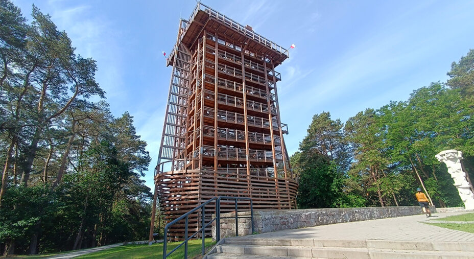 La Torre di Osservazione di Wolin è alta 32 metri, tipica della Polonia settentrionale e interamente in legno: dalla cima si può ammirare tutta la zona circostante