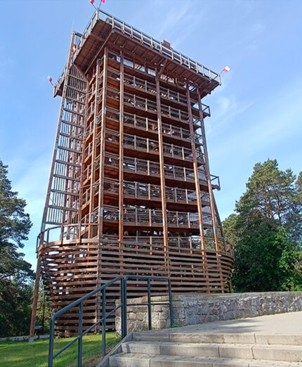 La Torre di Osservazione di Wolin è alta 32 metri, tipica della Polonia settentrionale e interamente in legno: dalla cima si può ammirare tutta la zona circostante
