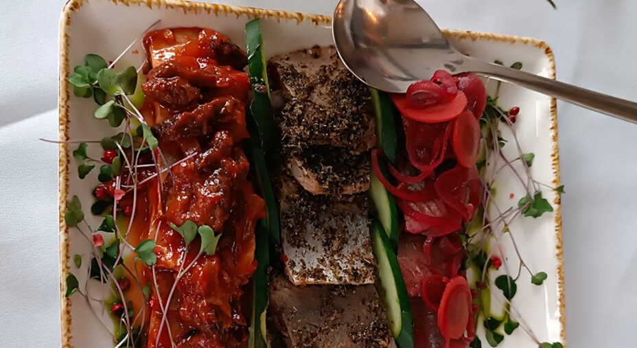 Stettino, si comincia con un antipasto a base di aringhe accompagnate da ciliegie, spezie e pomodorini
