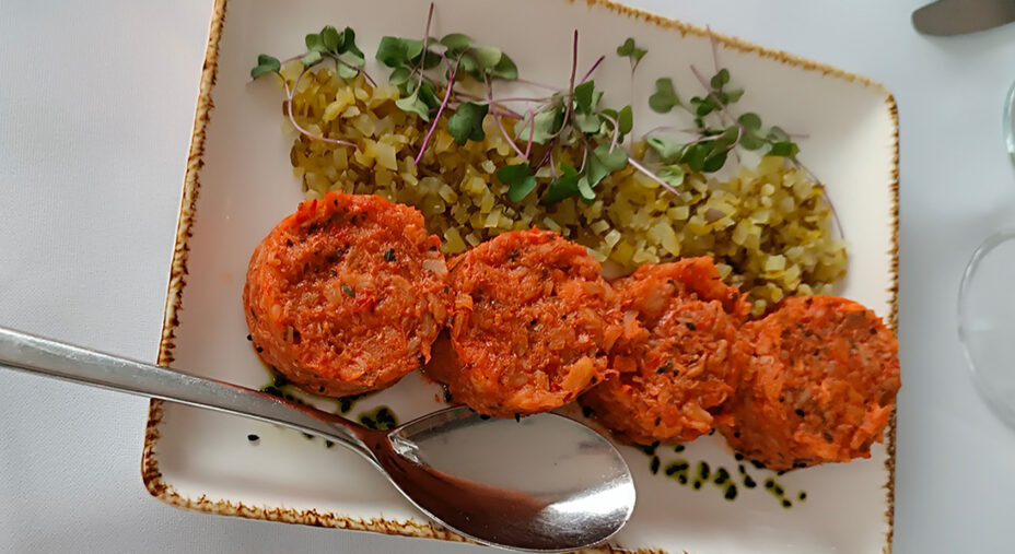 Il secondo antipasto è fatto invece con passata di pomodoro, merluzzo e paprika, tipico di questa parte di Polonia