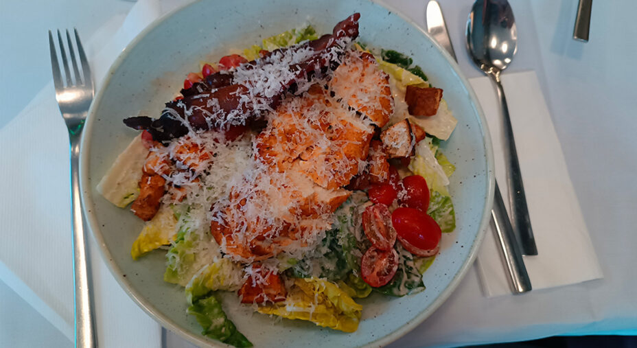 E per completare il pasto, una Caesar Salad con pollo
