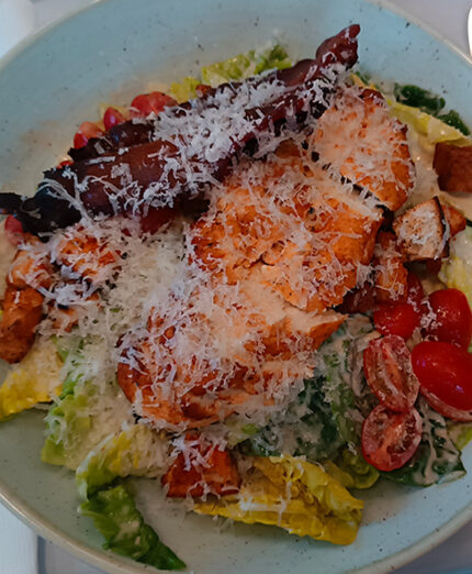 E per completare il pasto, una Caesar Salad con pollo