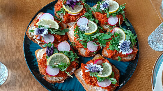 A Niechorze, antipasto tipico polacco con pesce, pomodoro e paprika, come quello della prima cena ma qui con l’aggiunta di fiori decorativi