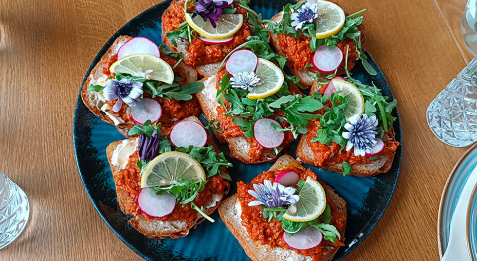 A Niechorze, antipasto tipico polacco con pesce, pomodoro e paprika, come quello della prima cena ma qui con l’aggiunta di fiori decorativi