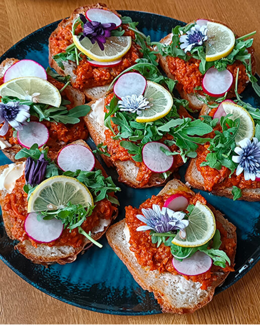 A Niechorze, antipasto tipico polacco con pesce, pomodoro e paprika, come quello della prima cena ma qui con l’aggiunta di fiori decorativi