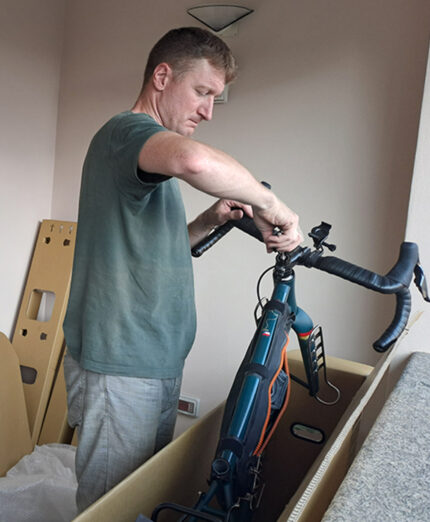 Le bici nuove, con soluzioni tecniche studiate da Umberto, vengono messe nei cartoni