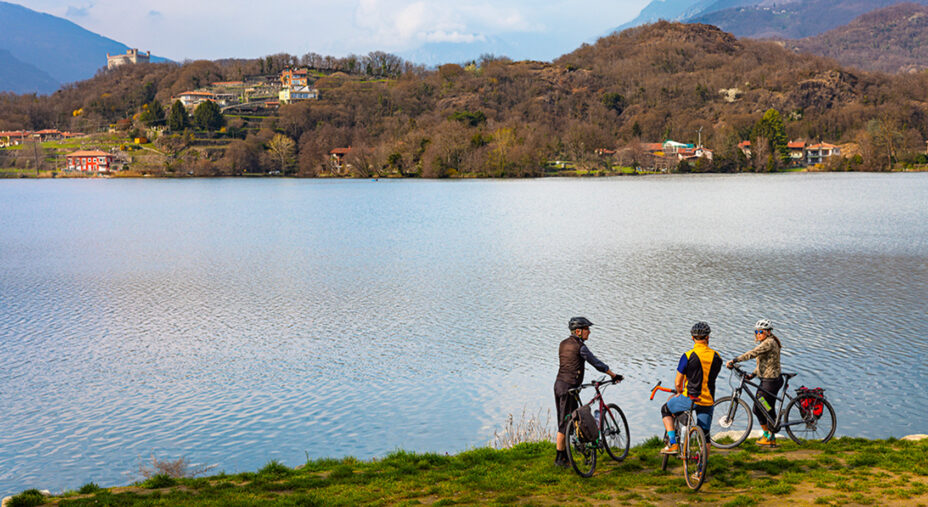L'arrivo a Ivrea è preceduto da passaggi lacustri, come il lago Sirio (foto Edoardo Melchiori)