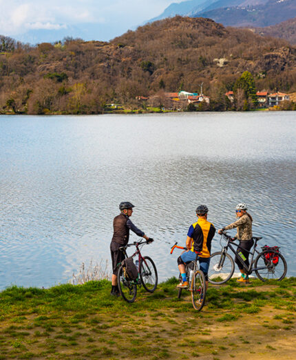 L'arrivo a Ivrea è preceduto da passaggi lacustri, come il lago Sirio (foto Edoardo Melchiori)