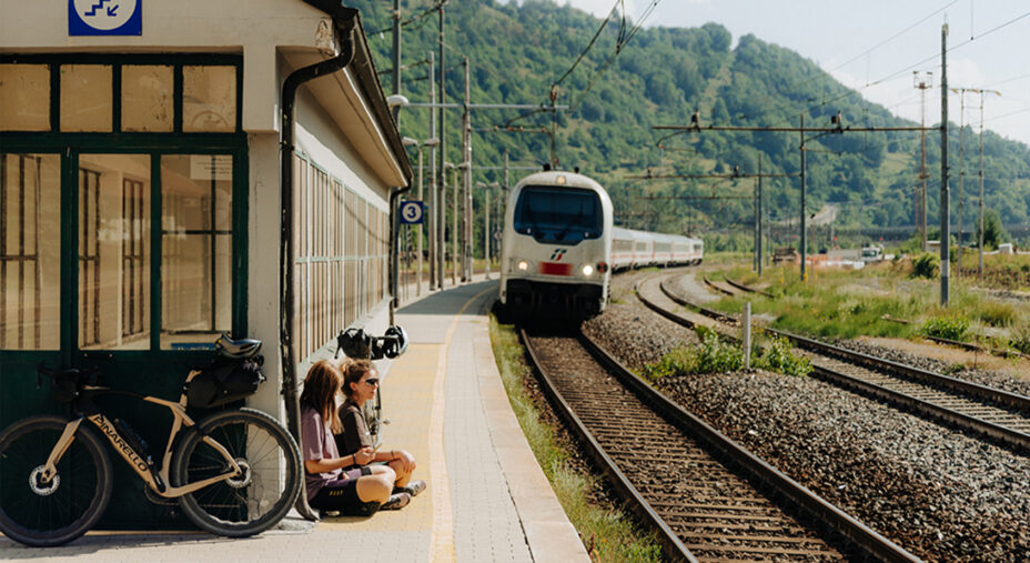 La ferrovia può fare da raccordo fra vari spezzoni dell'anello gravel (foto Federico Ravassard)