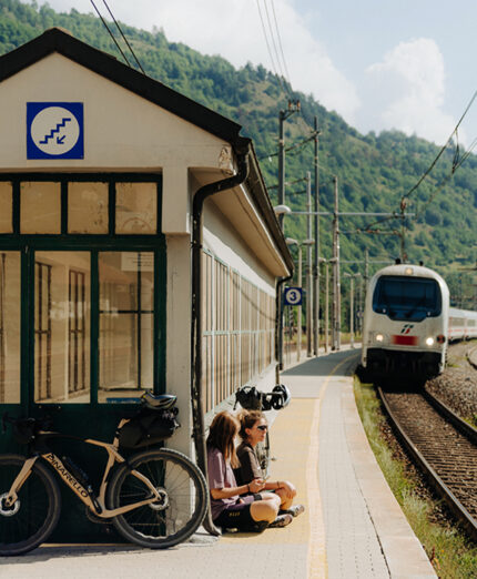 La ferrovia può fare da raccordo fra vari spezzoni dell'anello gravel (foto Federico Ravassard)