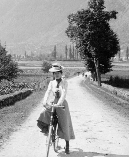 Annie Londonderry, americana di origine lettone, fece il giro del mondo in bici fra il 1894 e il 1895