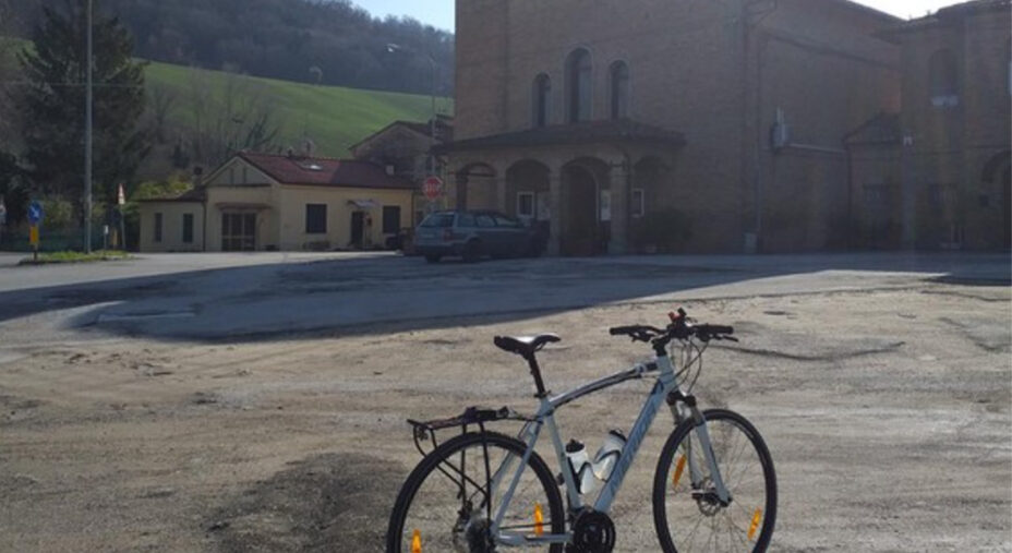 La bici deve diventare strumento di turismo per le vie di Ancona (qui la Chiesa di S.Maria del Rosario)